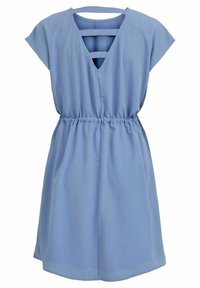 Robe bleu clair à manches courtes avec un col en V, un détail de dos à bretelles, une taille cintrée et un ourlet arrivant au genou.