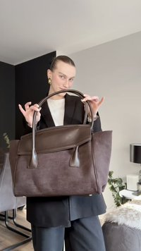 Braune Wildleder-Shopper-Tasche mit dunkelbraunen Lederakzenten und doppelten Griffen. Verfügt über eine glatte obere Klappe und einen flachen Boden für Stabilität.