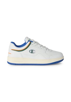 Zapatilla blanca de caña baja con revestimiento interior azul, suela azul, logo de Champion en el lateral, detalle de raya naranja y verde, y cordones blancos.