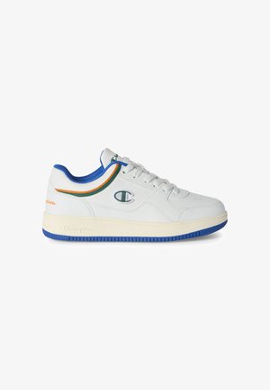 Białe niskie sneakersy z niebieską wkładką, niebieską podeszwą, logo Champion na boku, pomarańczowo-zielonym paskiem i białymi sznurówkami.