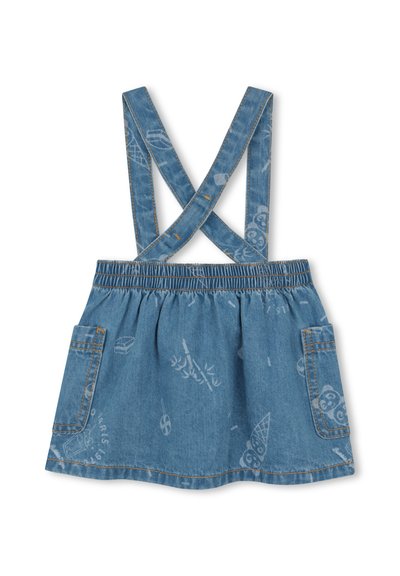 Sukienka dżinsowa z ramiączkami skrzyżowanymi na plecach, elastycznym paskiem w talii, dwoma bocznymi kieszeniami oraz wzorem lodów i liści w jasnoniebieskich odcieniach.