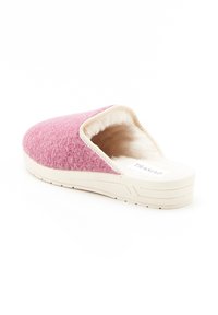 Zapatilla de lana rosa con parte superior suave y texturizada, forro crema y suela de goma crema con detalles sutiles en el patrón.