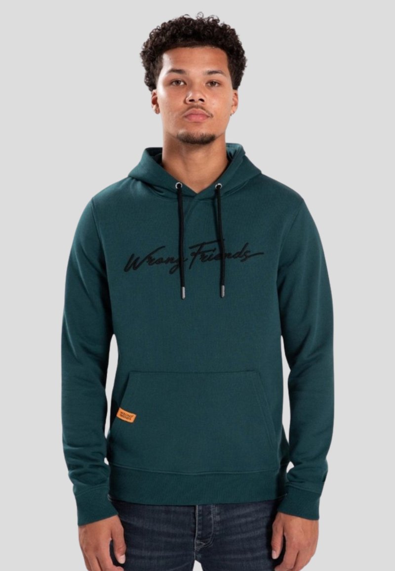 Turkusowy hoodie z przednią kieszenią i czarnym napisem "Błędni Przyjaciele". Posiada kaptur ze sznurkiem oraz pomarańczowy detal z metką przy kieszeni.