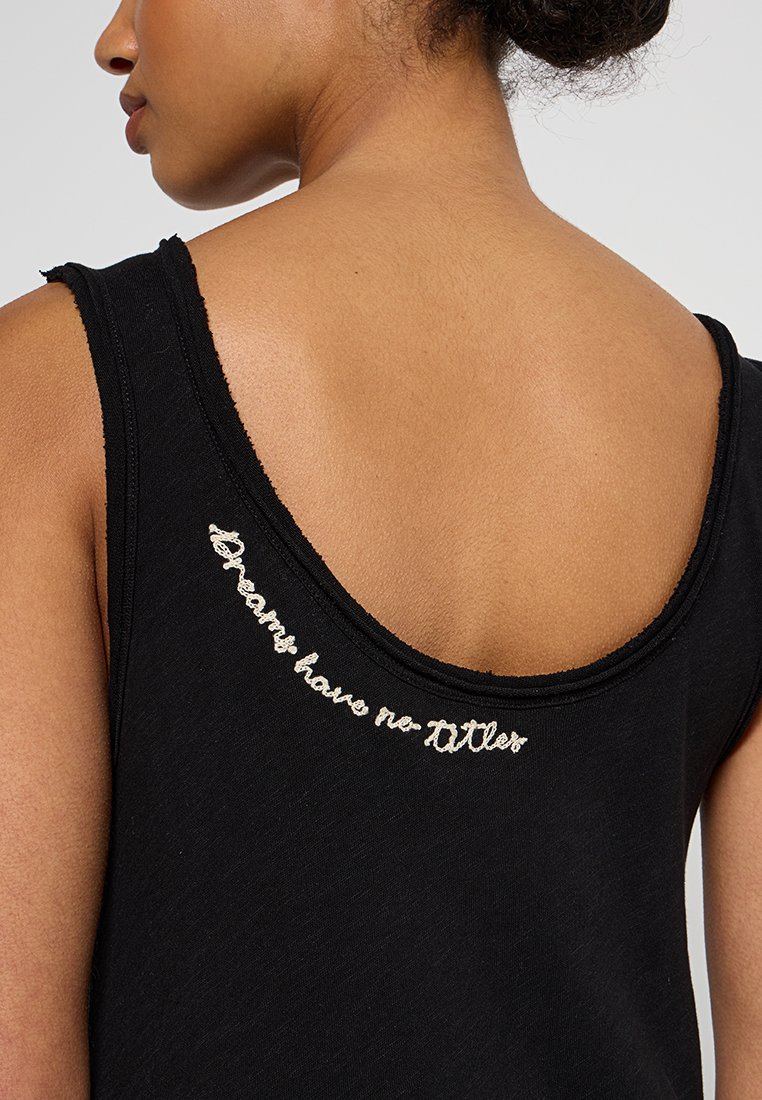 Schwarzes Tanktop mit Rundhalsausschnitt und rohen Kanten, versehen mit weißem, gesticktem Text "Träume haben keine Grenzen" auf dem Rücken.