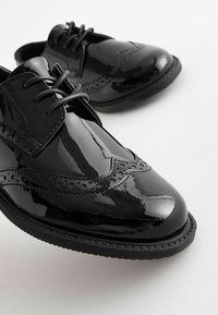 Next SCHOOL LACE-UP BROGUE DETAIL SHOES - Fűzős cipők - black patent