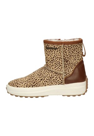 Bottines à imprimé léopard avec des accents en cuir marron, doublure en fausse fourrure douce, design à enfiler et semelle en caoutchouc blanc avec une texture antidérapante.