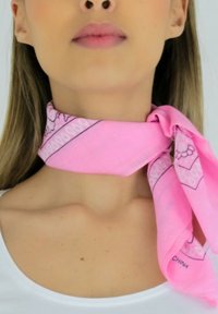 Écharpe en soie rose nouée autour du cou, avec un motif décoratif en bordure et une texture lisse. L'étiquette indique "CHINE".