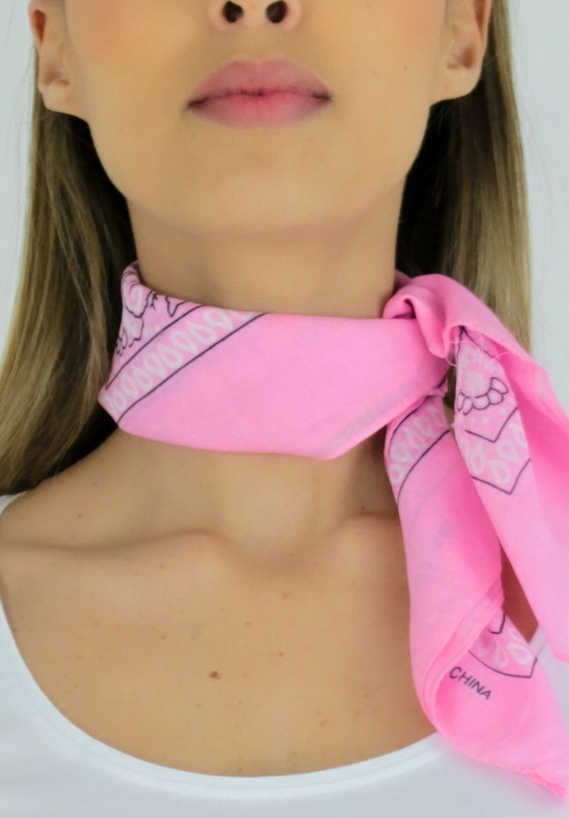 Écharpe en soie rose nouée autour du cou, avec un motif décoratif en bordure et une texture lisse. L'étiquette indique "CHINE".