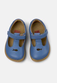 Modré kožené boty pro batolata s zaoblenou špičkou, výřezem a hnědou gumovou podrážkou. Na přední straně je design rybičky a suchý zip.