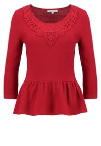Pull en tricot rouge avec un empiècement en dentelle, décolleté en cœur, manches trois-quarts et un bas en peplum évasé. Texture lisse avec un design à motifs.