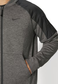 Nike Performance THERMA NOVELTY BOMBER - Chaqueta de entrenamiento - charcoal heather black/black