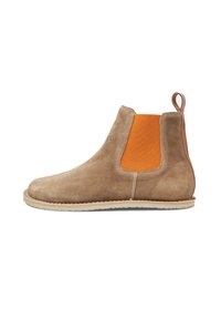 Bottines en suède marron clair avec des panneaux latéraux en élastique orange, une languette à l'arrière et une semelle en caoutchouc texturé.