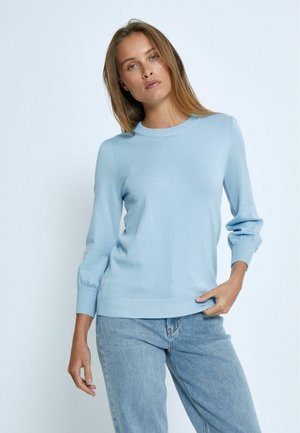 Lysblå strikket sweater med rund halsudskæring, lange ærmer og ribbede manchetter og kant. Blød tekstur, tætsiddende stil og minimalt detaljering.