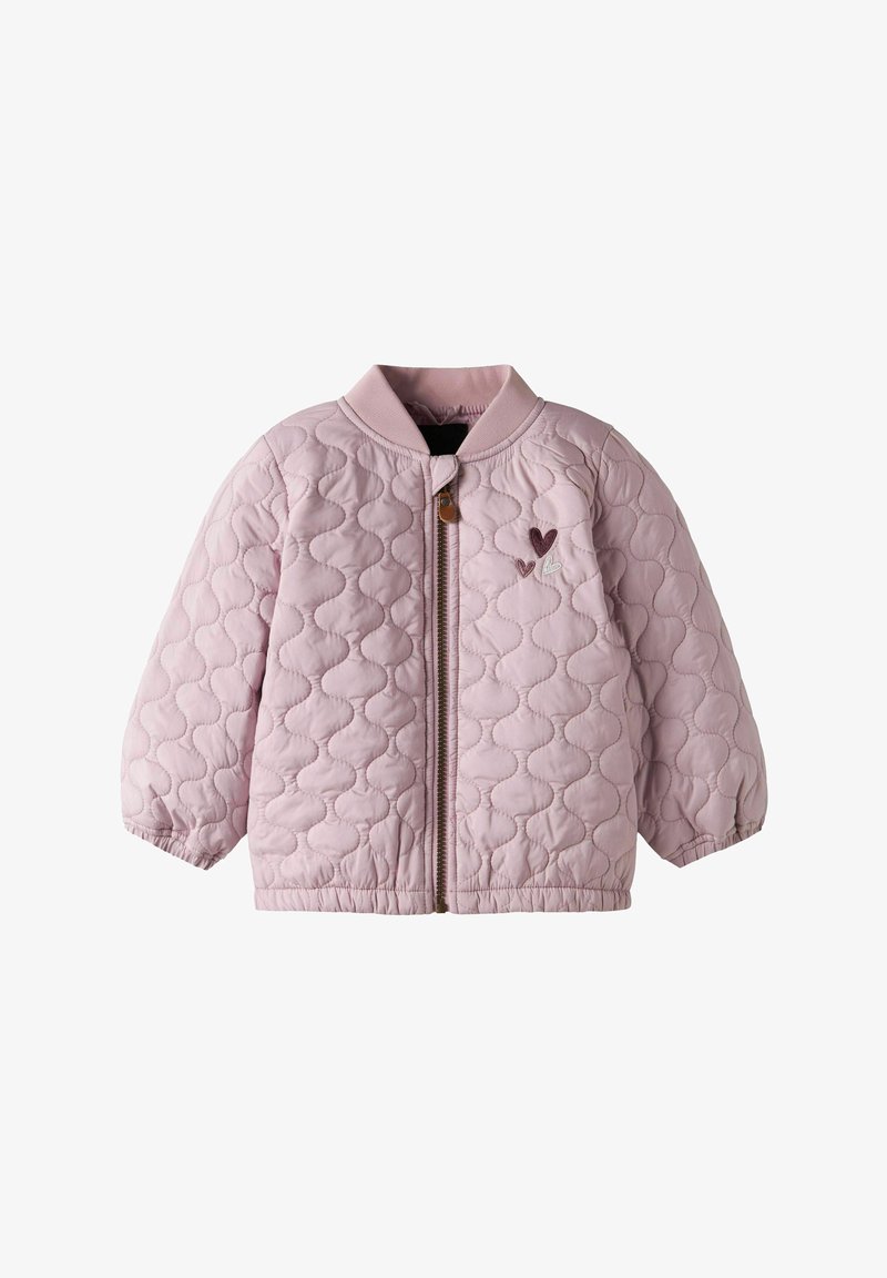 Veste matelassée rose clair pour tout-petit avec fermeture éclair à l'avant, poignets élastiques, col côtelé et trois petits cœurs brodés sur la poitrine.