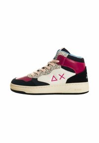 Sneaker alta caratterizzata da un mix di materiali in navy, crema e bordeaux con accenti rosa, design perforato e collo imbottito.