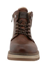 Braune Leder-Ankle-Boots mit runder Zehenform, strukturierten Oberflächen, textiler Fütterung und seitlichem Reißverschluss. Braune und weiße Schnürungselemente.