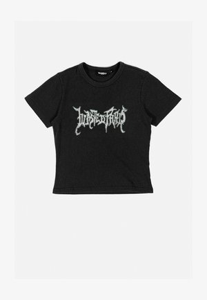 Fekete rövid szabású pamut póló kerek nyakkal. Középen fehér grafikai szöveg látható, bonyolult betűtípussal. Rövid ujjú.