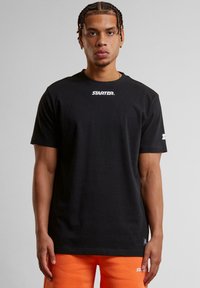 Starter - ESSENTIAL - Marškinėliai su spaudiniu - black Miniatiūros vaizdas 1