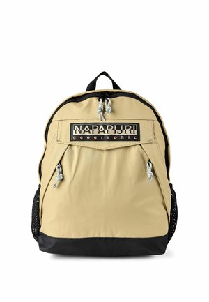 Beige en zwarte Napapijri Geographic rugzak met voorvak met rits, geknoopte ritstrekkerkoordjes en mesh zijvakken, hangend aan het bovenste handvat.