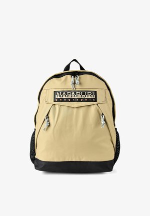 Sac à dos Napapijri Geographic beige et noir avec poche zippée avant, tirettes de fermeture nouées et poches latérales en filet, suspendu par la poignée supérieure.