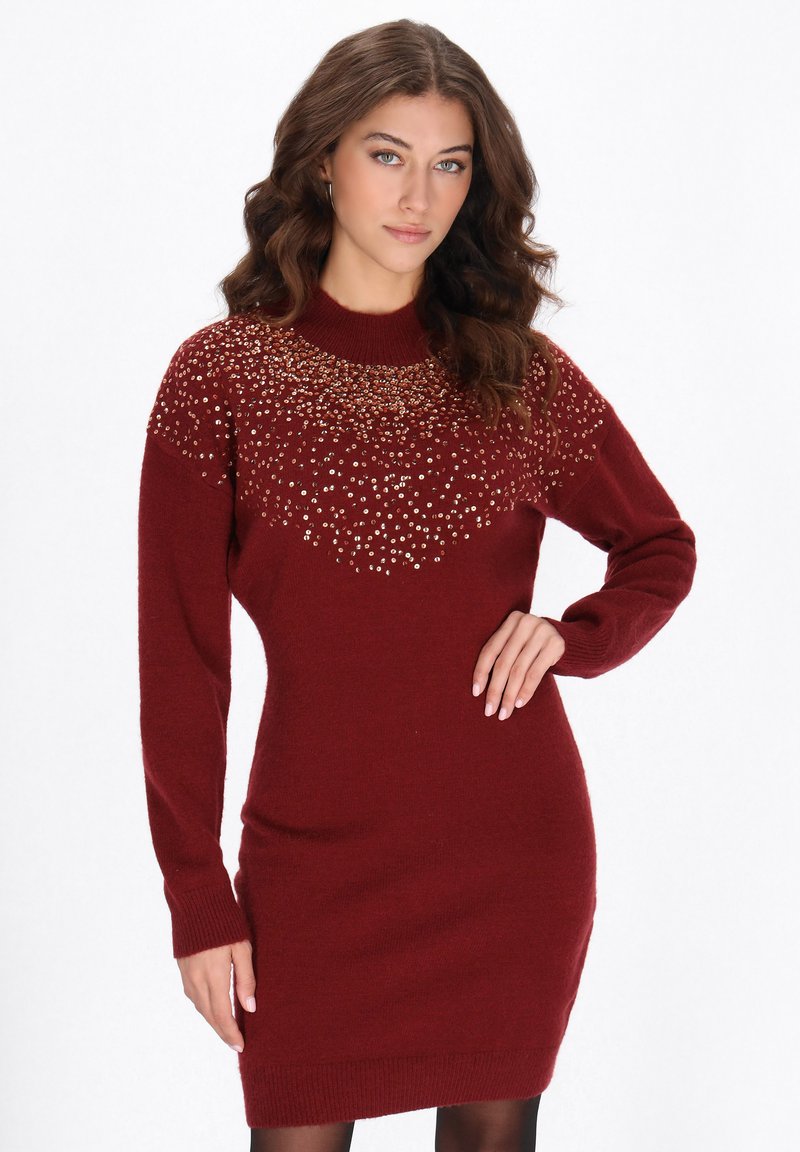 Burgunderfarbenes Strickkleid mit langen Ärmeln, das ein strukturiertes Perlenmuster am Ausschnitt und eine figurbetonte Silhouette aufweist.