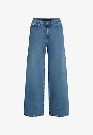 Jean large en denim bleu moyen, présentant une taille haute, un design à cinq poches et une légère décoloration. Finition soignée à l'ourlet et à la taille.