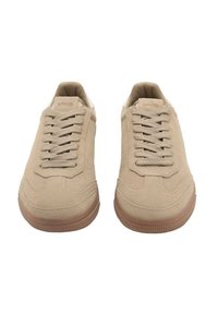 Sneakers beige in suede con sei fori per i lacci, punta arrotondata e suola in gomma testurizzata. Presentano cuciture sottili e il logo "MNG" sulla linguetta.