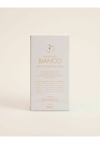 Biały prostokątny zestaw z złotym napisem, oznaczony "Profumo Bianco Eau de Parfum 50ml", zawiera składniki oraz instrukcje użytkowania w różnych językach.