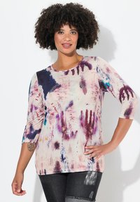 Mehrfarbige Bluse mit 3/4-Ärmeln, die ein Handabdruckmuster und einen runden Halsausschnitt aufweist. Hergestellt aus leichtem Stoff mit lockerer Passform.