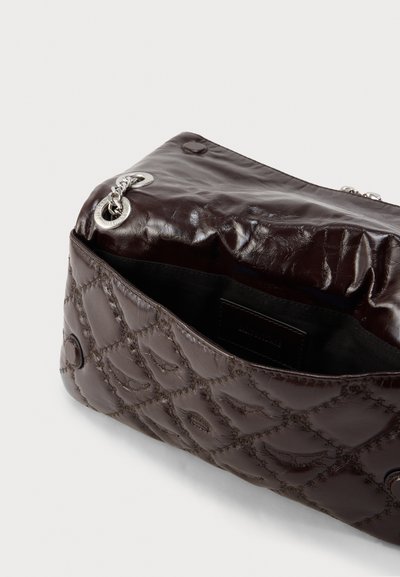 Ruda siūta odinė rankinė blizgiu paviršiumi, puošta sidabrine grandinėlės detale ir atviru viršumi. Vidus išklotas juodu audiniu.