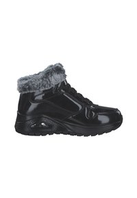 Zapatilla de charol negra con un cuello de pelo sintético gris, con un diseño de cordones y una suela de goma texturizada con amortiguación de aire.