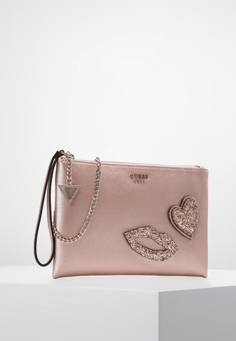 Clutch-Tasche in Roségold aus strukturiertem synthetischem Material, mit dekorativen Glitzerlippen- und Herz-Patches, silbernen Akzenten und Kettenriemen.
