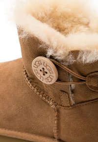 UGG MINI BAILEY BUTTON - Botines bajos - chestnut