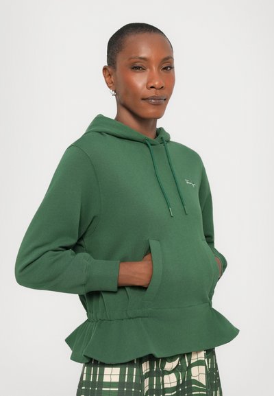 Felpa verde con cappuccio, tasche frontali e orlo a peplo. Realizzata in cotone, presenta polsini a costine e lacci di contrasto.