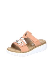 Sandale rose blush avec une tige en suede doux, une sangle ajustable, un grand logo en argent et une semelle plateforme blanche texturée.