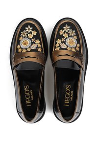 Czarne skórzane mokasyny z złotymi akcentami. Posiadają hafty kwiatowe w kolorach czarnym, złotym i białym. Okrągły nosek i ozdobny skórzany pasek.