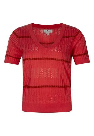 Top a maniche corte in maglia rossa con scollo a V, righe orizzontali rosso più scuro e motivo testurizzato semitrasparente su tutta la superficie.