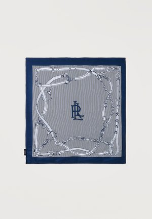 Temno modra kvadratna ruta z ozkimi belimi navpičnimi črtami, belim vzorcem jahalnega ovratnika ob robovih in prepletenim monogramom "RL" na sredini.