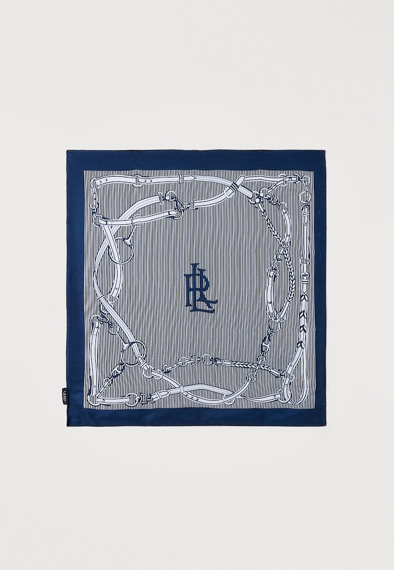 Τετράγωνο βαθύ μπλε μαντήλι με λεπτές λευκές κάθετες ρίγες, λευκό σχέδιο ιππασίας γύρω από τις άκρες και διαπλεκόμενο μονόγραμμα "RL" στο κέντρο.