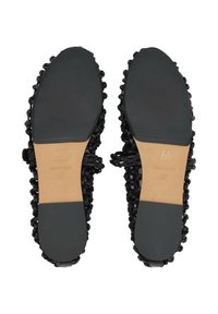 Chaussures plates noires avec dessus en cuir tressé, semelle lisse, taille 37 indiquée sur la zone de la semelle intérieure en cuir marron clair.