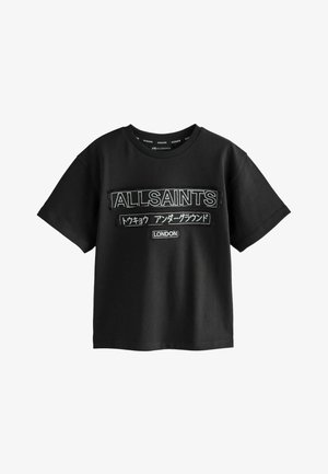 Schwarzes T-Shirt mit kurzen Ärmeln und dem Schriftzug "ALLSAINTS", japanischem Text und "LONDON" in Weiß auf der Vorderseite.