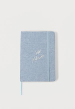 Carnet recouvert de tissu bleu clair avec un élastique et "Café Kitsuné Paris" imprimé en blanc sur la couverture.