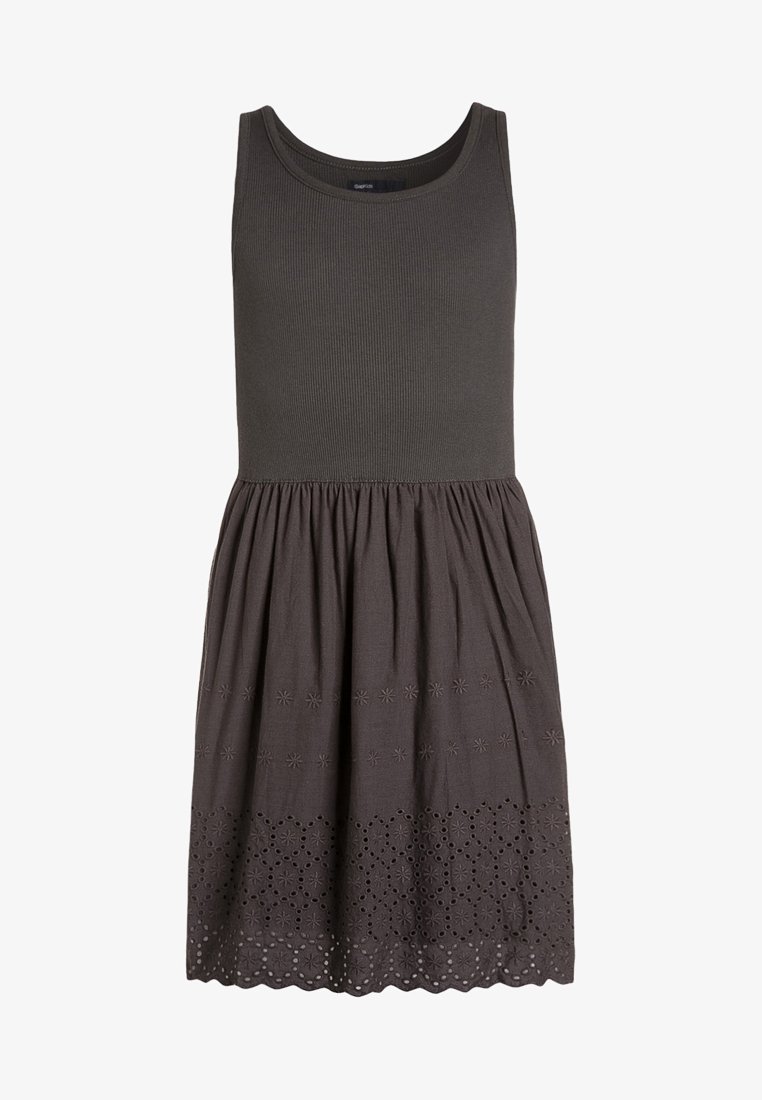 Robe sans manches gris foncé avec corsage côtelé, jupe froncée et broderie florale en ajouré le long de l'ourlet.