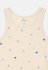 Cremefarvet ærmeløs bluse til tumlinge med små spredte hjerter i blå, grøn og lilla, størrelse EU 92 / US 2T.