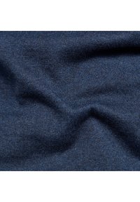 Námořnická modrá pletená tkanina s měkkou, jemnou texturou, která má hladký, rovnoměrný úplet a jemné variace ve odstínu.