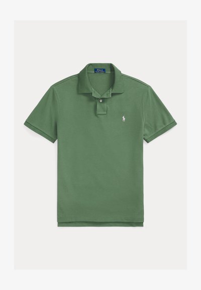 Žalias trumpomis rankovėmis polo marškinėliai su dviem sagutėmis ir mažuoju baltu siuvinėtu logotipu kairėje krūtinės pusėje.