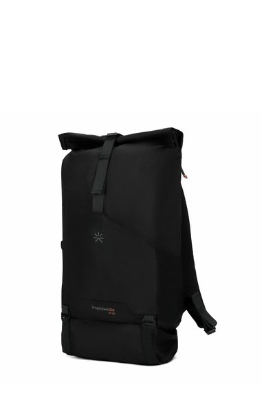 Zaino roll-top nero realizzato in un tessuto resistente, dotato di spallacci regolabili, un logo frontale e fibbie laterali per una chiusura sicura.