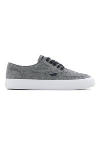 Sneakers in tela grigia con una parte superiore texturizzata, lacci neri, suola in gomma bianca e dettagli di cucitura discreti lungo i lati.