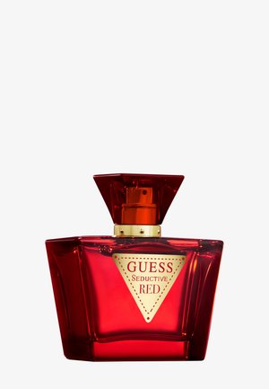 Rote Glas-Parfümflasche mit goldfarbenem dreieckigem Etikett mit der Aufschrift "GUESS Seductive RED" und einem facettierten roten Sprühverschluss.