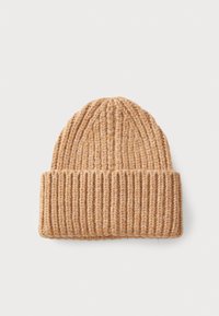 Bonnet beige tricoté avec une texture côtelée, doté d'un ourlet replié pour un ajustement confortable et un design flexible et chaud.